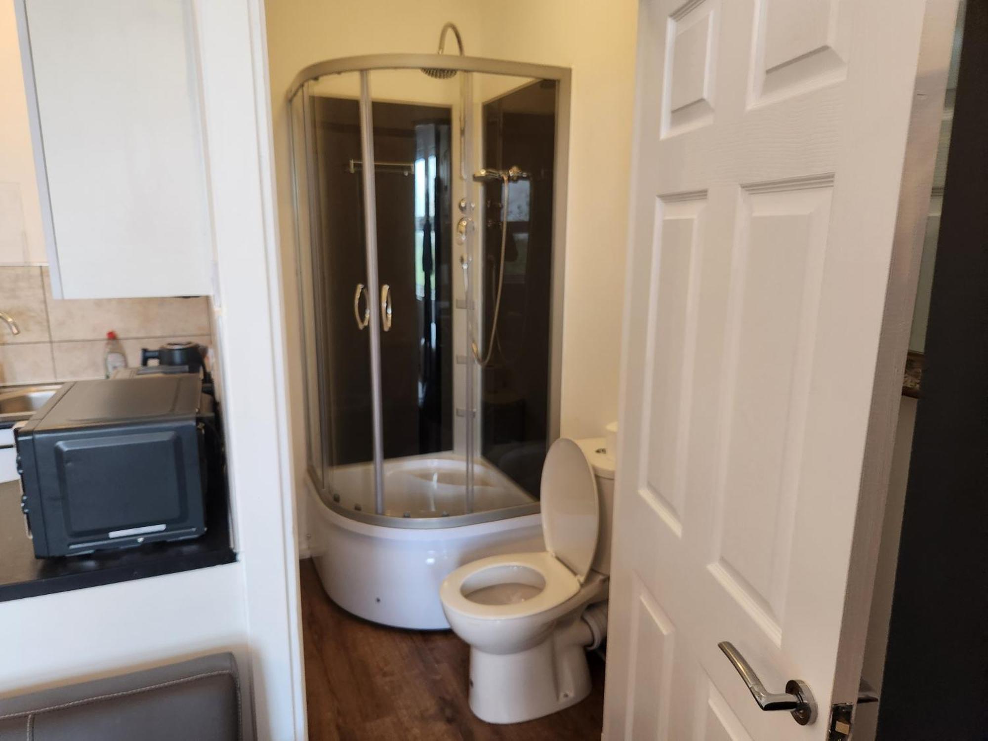 Immaculate 1-Bedroom In Greenhithe Exterior photo